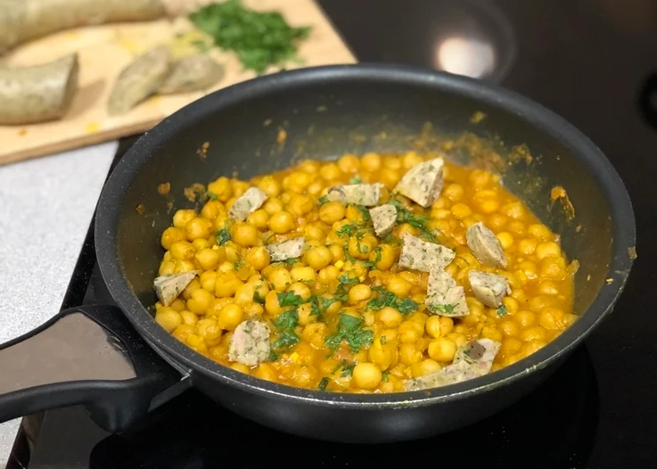 Curry de garbanzos con butifarra de huevo de espinacas