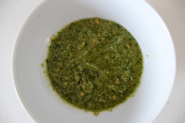 Lachstatar in Miso-Mirin-Marinade und Brunnenkresse-Pesto mit Korianderwurzel | Arthurs Tochter kocht. Der Blog für Food, Wine, Travel & Love von Astrid Paul