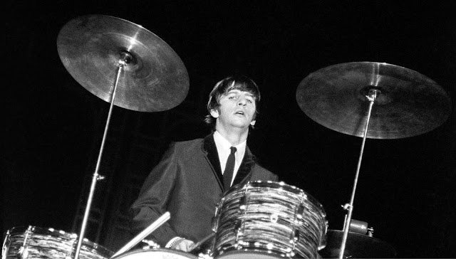 Ringo Starr tocando la batería en el escenario con The Beatles; alrededor de 1964; Nueva York.