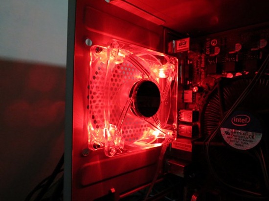 Cahaya merah yang dihasilkan oleh lampu LED pada kipas Cooler Master BC 80