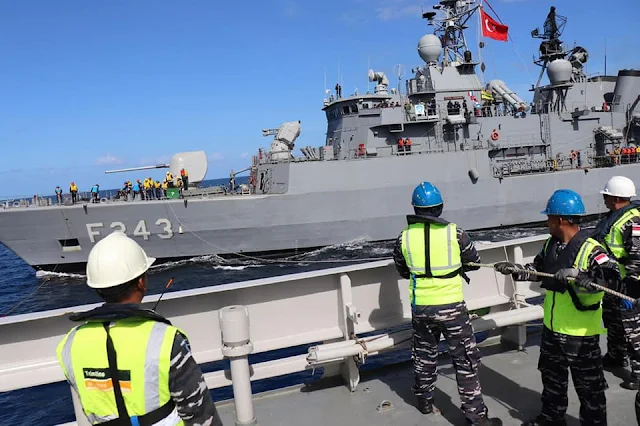 KRI Sultan Hasanuddin 366 Latihan Bersama "Mailbag Transfer dan Sailing Pass" di Laut Mediterania