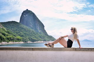 Top model Juliana Zanelato com o Morro Pão de Açúcar ao fundo