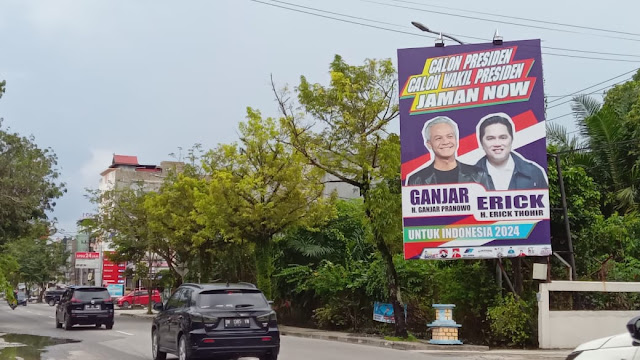 Baliho Ganjar Pranowo-Erick Thohir 'Pasangan Capres Jaman Now' Warnai Kota Pekanbaru
