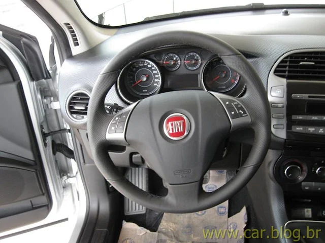 Fiat Bravo Essence 1.8 16V 2012 - teste quatro rodas