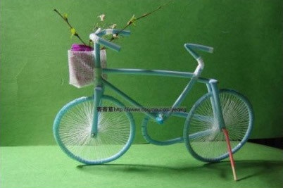Sepeda mainan dari sedotan bekas