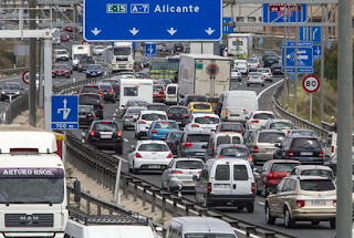 Revisar el coche, entre los consejos de la DGT para la 'operación salida' del 1 de agosto