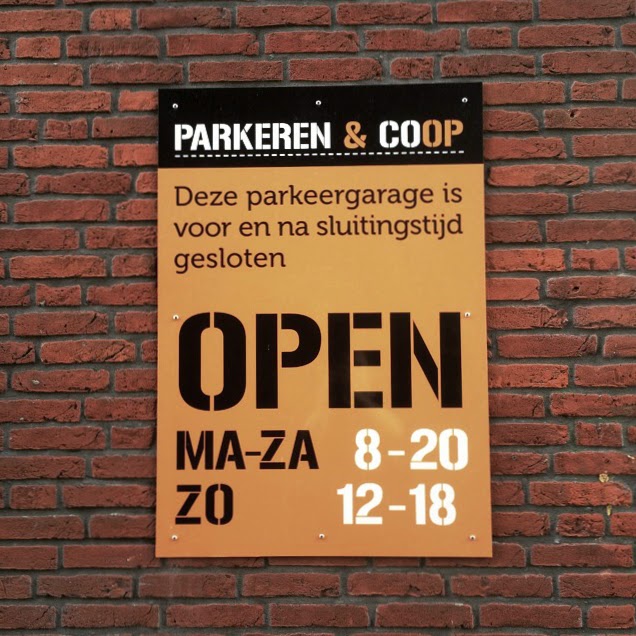 Deze paekeergarage is voor en na sluitingstijd gesloten. Coop, Spijkerlaan, Arnhem, 13 juni 2014. Foto: Robert van der Kroft