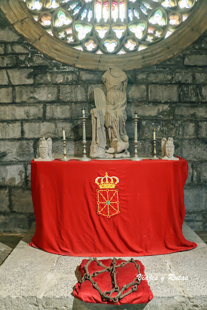 Claustro de la Colegiata de Roncesvalles, cadenas