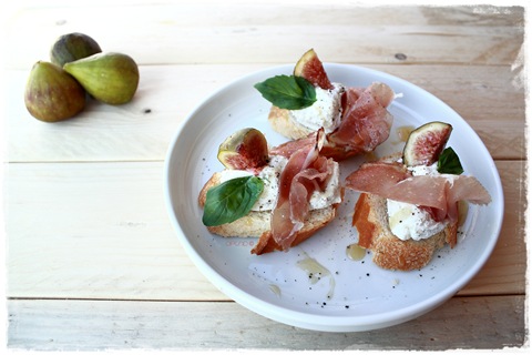 Crostini fichi caprino e speck