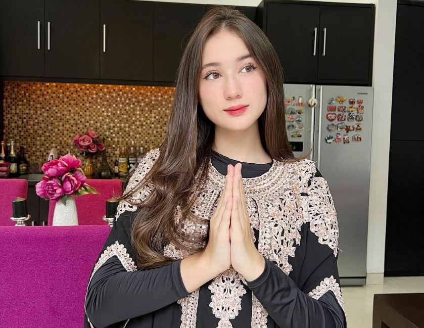 Artis muda cantik Laura Moane