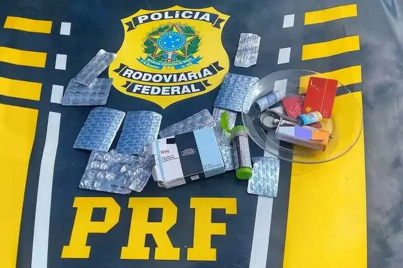 Cartela de rebites sob capô de viatura apreendidas pela PRF