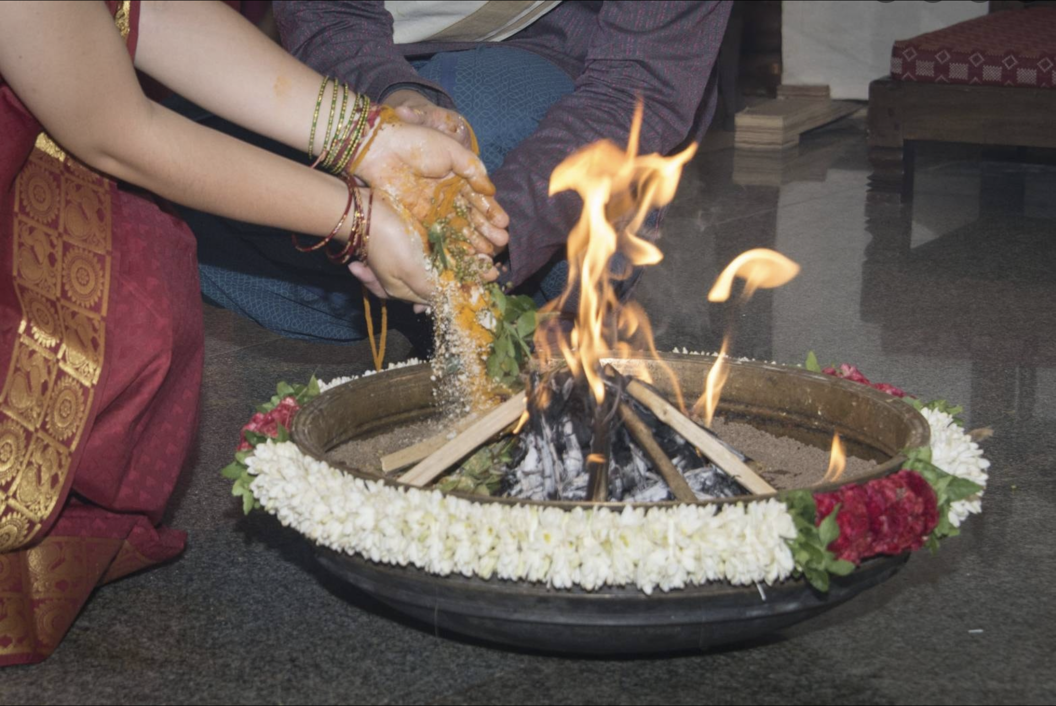 我們先前在 isha 印度中心的 Linga Bhairavi 女神廟舉辦結婚儀式，這是過程側拍。