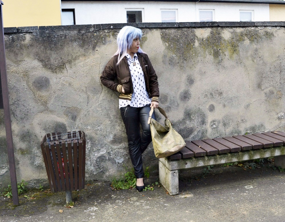 Autumn Streetstyle with Blouse & Retro adidas Blouson Complete Outfit at the Outfit shoot 