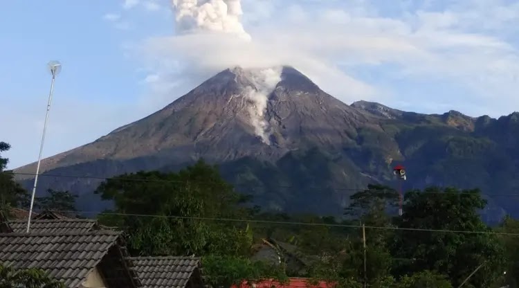 Gunung Merapi Kembali Luncurkan Awan Panas Guguran Sejauh 1,8 Km