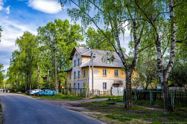 Жилой двухэтажный дом у улицы