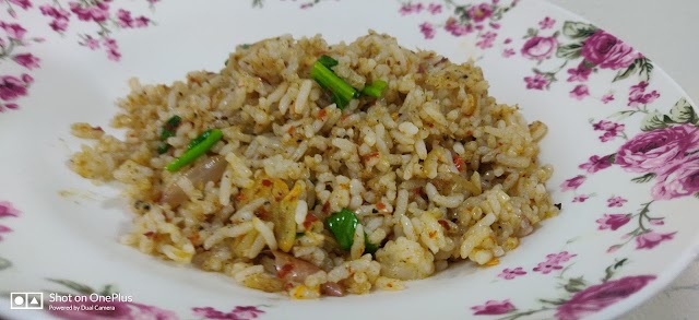 MENU SARAPAN PAGI: NASI GORENG MUDAH UNTUK PESAKIT NEFROTIC SYNDROME. HANYA PERASAKAN DENGAN IKAN BILIS HALUS DAN CILI FLAKES.  