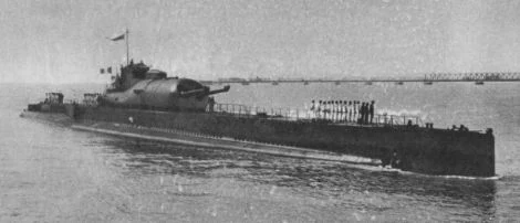 Submarino francés SURCOUF. El hangar estaba en la parte trasera de la vela