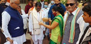 सांसद चौहान ने तायड़े जी को अपने हाथों से पहनाई चप्पल, विधायक श्रीमती कास्डेकर ने शाल श्रीफल से किया सम्मान