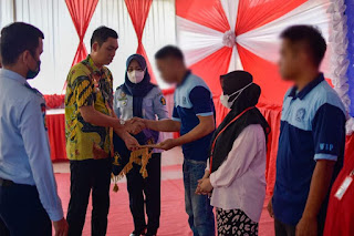 Camat Mattiro Bulu Serahkan Ijazah Pendidikan Kesetaraan Bagi 41 Warga Binaan Rutan Kelas IIB Pinrang