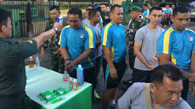 Cegah Penyebaran Virus Covid 19, Korem 052/Wkr Cek Suhu Tubuh Dan Gunakan Hand Sanitizer