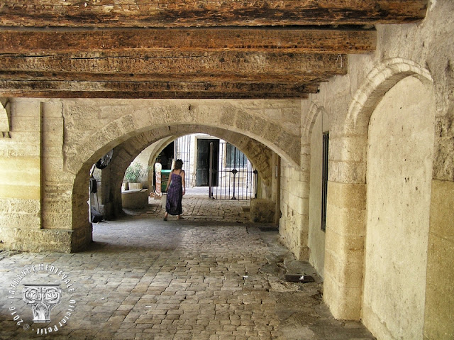 UZES (30) - Place aux Herbes