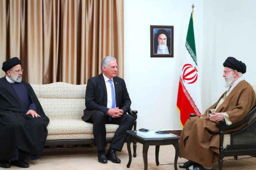 O líder supremo do Irã, Ali Khamenei, conversando com o ditador de Cuba, Miguel Diaz-Canel, e com o presidente do regime iraniano, Ebrahim Raisi, nesta segunda-feira (4) | Foto: EFE/EPA/IRANIAN SUPREME LEADER'S OFFICE