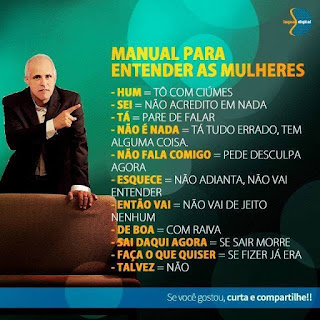 O flyer em fundo esverdeado com sobreposições circulares de diferentes tamanhos mostra um homem parcialmente calvo, com cabelos brancos, trajando terno, em pé atrás de um estofado marrom. Com a mão esquerda, onde ostenta uma aliança no dedo anelar, apoia-se ao encosto, com a outra aponta à direita para o texto em letras amarelas destacadas em negrito, seguidas de sinal de igual e definições em letras brancas: Título: Manual Para Entender as Mulheres. Hum = Tô com ciúmes; Sei = Não acredito em nada; Tá = Pare de falar; Não é nada = Tá tudo errado, tem alguma coisa; Não fala comigo = Pede desculpa agora; Esquece = Não adianta, não vai entender; Então vai = Não vai de jeito nenhum; De boa = Com raiva; Sai daqui agora = Se sair morre; Faça o que quiser = Se fizer já era; Talvez = Não. No rodapé, inserido em letras brancas em uma faixa azul: Se você gostou, curta e compartilhe!