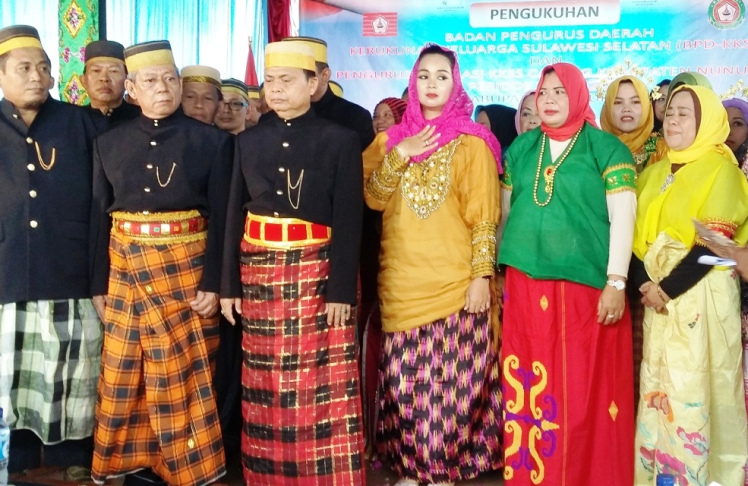 5 Baju  Adat Sulawesi Selatan Nama Penjelasan  dan 