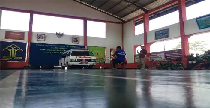 Sorak Sorai Lomba Tarik Ambulance di Lapas Batang