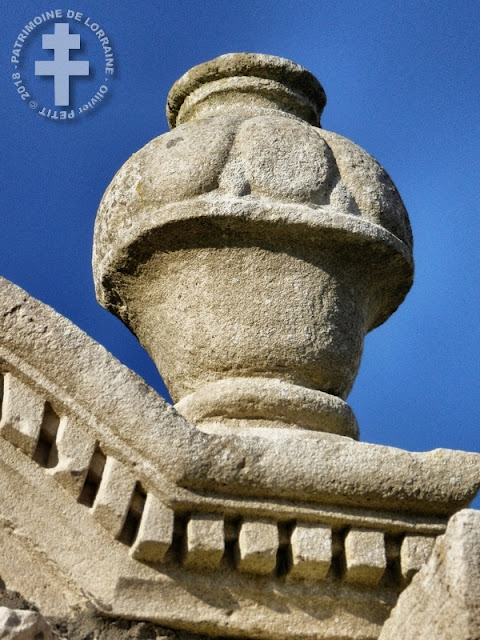 RIBEAUCOURT (55) - Fronton et statues de l'ancien maître-autel (XVIIIe siècle) 