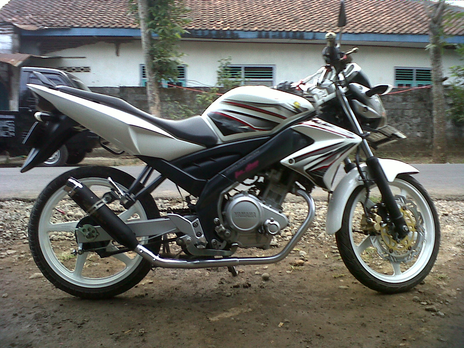 modifikasi vixion 2012 warna putih  paling bagus