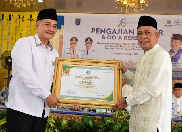 Dorong UMKM Jadi Tulang Punggung Ekosistem Industri Halal, Bupati OKI Terima Halal Award  .