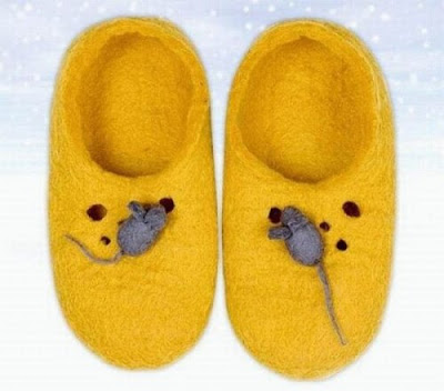 Funny feet slippers Seen On www.coolpicturegallery.net