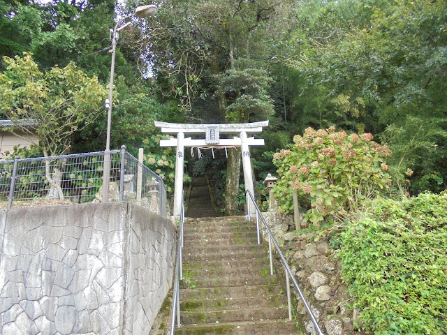 歩道の右手には天神坂神社があります