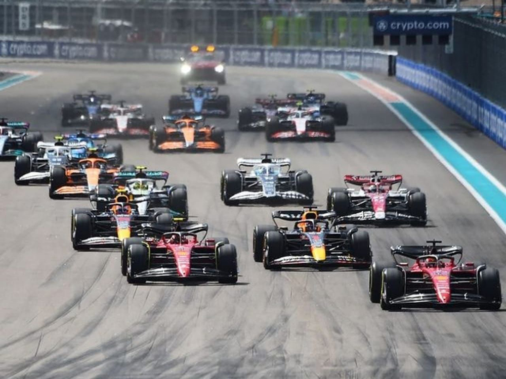 Untuk kali pertama pada Kejuaraan Dunia Formula 1 2022, akhir pekan ini Max Verstappen akan menjalani balapan dengan status pemimpin klasemen.  Dengan poin maksimal pada balapan sebelumnya, GP Spanyol, sementara rival terberatnya Charles Leclerc (Scuderia Ferrari) tidak mampu finis, Verstappen berhasil merebut puncak klasemen dengan unggul 6 poin menjelang F1 GP Monako, akhir pekan ini (27-29/5/2022).  Kini, Verstappen berkesempatan memperpanjang gap dengan Leclerc di sirkuit jalan raya Monte Carlo. GP Monako juga bisa dibilang balapan kandang bagi Super Max karena ia juga tinggal di Monte Carlo.  Upaya awal Verstappen untuk memperbesar gap dengan Leclerc adalah harus mampu menjadi yang terbaik di kualifikasi GP Monako. Pasalnya, di Sirkuit Monako, overtaking hampir mustahil dilakukan. Pit stop juga diatur sesedikit mungkin, biasanya hanya sekali.  Tahun lalu, Verstappen mampu memenangi balapan sedikit banyak dipengaruhi kecelakaan yang dialami Leclerc menjelang akhir kualifikasi.  Kendati mengalami kecelakaan di Piscine dan tak mampu melanjutkan kualifikasi, Leclerc saat itu sudah berada di posisi teratas waktu lap alias pole position.  Namun, Verstappen yang tengah bersiap melakukan flying lap terakhir, tidak bisa menggeser Leclerc karena sesi langsung dihentikan setelah insiden Leclerc.  Di sisi lain, nasib sial Leclerc tidak sampai di situ karena ia akhirnya tidak bisa start (DNS) GP Monako 2021 akibat kerusakan parah pada gearbox. Alhasil, Verstappen yang start dari grid kedua – secara de facto start terdepan – tidak mendapatkan perlawanan sengit dan mampu menang.  Insiden yang dialami Charles Leclerc sepertinya sulit terulang pada akhir pekan ini. Praktis, Verstappen harus mampu mengalahkan pembalap asal Monako tersebut di kualifikasi pada Sabtu (28/5/2022) nanti.“Akhir pekan di Monako selalu sangat sibuk tetapi spesial. Kualifikasi akan sangat krusial. Sirkuit ini sudah sangat tua dan sempit. Detak jantung akan sangat tinggi, gila!” ujar Max Verstappen.  “Kami harus mampu konstan di limit. Sirkuit ini sangat sulit untuk dihadapi mobil-mobil F1 saat ini (dengan regulasi baru).  “Balapan saya di Monako tidak terlalu bagus tetapi tahun lalu saya mampu menang. Saya merasa lega dan puas mampu memenangi balapan paling legendaris ini.    “Kini, Checo (sapaan akrab Sergio Perez, pembalap Red Bull lainnya) bekerja bagus secara tim sehingga kami mampu memimpin klasemen pembalap dan konstruktor. Tetapi, musim ini masih panjang. Banyak yang masih bisa berubah seperti yang sering terlihat.”  Di GP Monako nanti, Max Verstappen juga berkesempatan menyamai rekor jumlah kemenangan balap F1 milik Jim Clark dan Niki Lauda, 25. Dengan begitu, Verstappen akan masuk 10 besar daftar kemenangan terbanyak di F1. Saat ini, jumlah kemenangan Max Verstappen sudah menyamai Juan Manuel Fangio, 24.