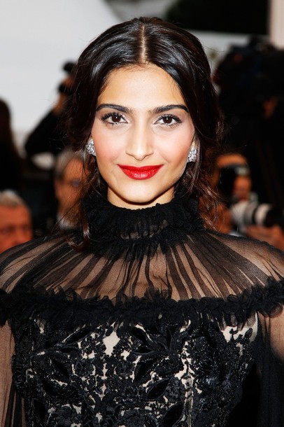 Sonam+Kapoor+in+Alexander+McQueen+at+Cannes+2012+2.jpg