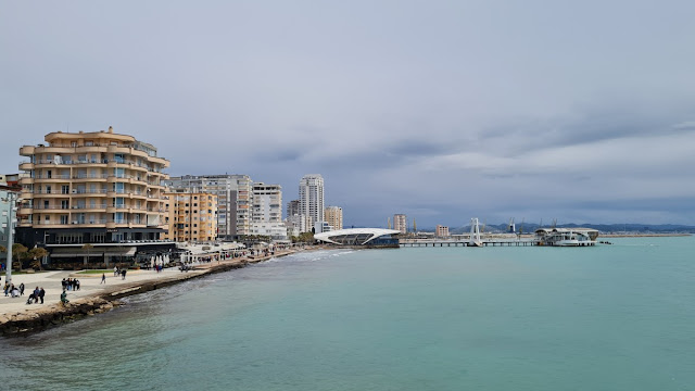 Durrës - Blick übers Mittelmeer auf die Stadt