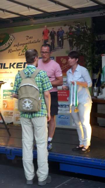 Sauerland wandern Wetter Bericht Hollenmarsch 2018 101km Bödefeld Ziel Bühne Medaille