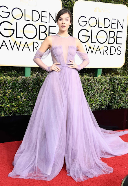 red carpet, golden globes, hailee steinfeld