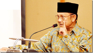 Biografi BJ Habibie  Siapa yang tak mengenal dengan bapak teknologi tersebut. Banyak orang yang menyematkan gelar sebagai bapak teknologi Indonesia kepada BJ Habibie karena kepintaran dan kecerdasannya dalam bidang tersebut. Maka tidak heran juga bahwa kita bisa menemukan biografi BJ Habibie dengan mudah di internet. Selain  dalam bentuk tulisan di internet, sudah banyak pula buku yang membicarakan tentang salah satu tokoh  terbaik Indonesia ini. Karena karya dan kisah kehidupannya, banyak orang yang terinspirasi dan  menuangkannya dalam berbagai bentuk.   Presiden Republik Indonesia ketiga ini memang terkenal dengan kejeniusannya dalam bidang teknologi. Bahkan, dalam biografi BJ Habibie banyak disebut sebagai ilmuwan handal teknologi di  Indonesia. Tak salah memang menyematkan gelar tersebut karena sesuai dengan kemampuan dan  kecerdasannya.  Biografi BJ Habibie mencatat, tak hanya karena kecerdasannya saja sehingga banyak orang yang respek  terhadapnya, melainkan karena ketegasannya dalam bersikap. Itu terbukti dengan keputusan yang  diambilnya pada masa kepemimpinannya. Banyak kebijakan ekonomi yang diputuskan dengan tegas oleh BJ  Habibie dan menghasilkan hal yang positif.                                  Kita bisa belajar mengenai keuletannya dalam belajar dan kehidupannya melalui biografi BJ Habibie. Sosoknya yang cerdas dan tegas dalam menyikapi apa pun bisa menjadi teladan bagi kita semua. Biografi BJ Habibie