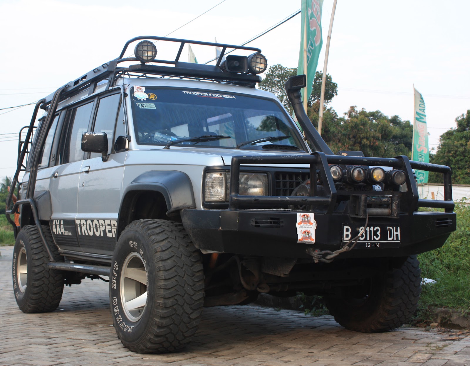 Foto Mobil Jeep Trooper Modifikasi Mobil