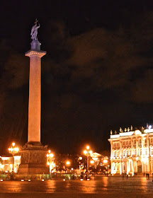 Saint Pétersbourg : La colonne Alexandre et Le Palais d'Hiver de nuit