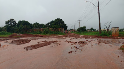 Chuva arrasta cascalho aonde não há asfalto e acumula nas ruas que têm- atrapalhando o tráfego de carros e pedestres em Águas Lindas GO