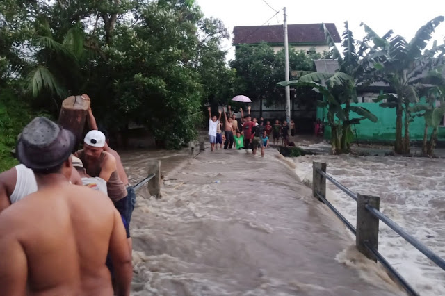 Banjir rendam rumah dan gabah warga di Praya Tengah
