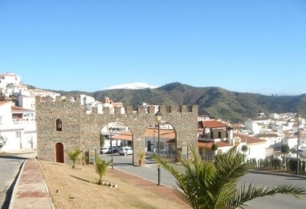 Portal na entrada principal da cidade de Moclinejo, na província de Málaga (Foto: Divulgação / Ayuntamiento de Moclinejo)