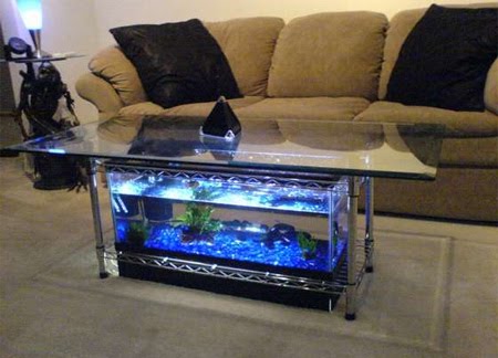 Um módulo de estante , em alumínio, com um aquário dentro e um 