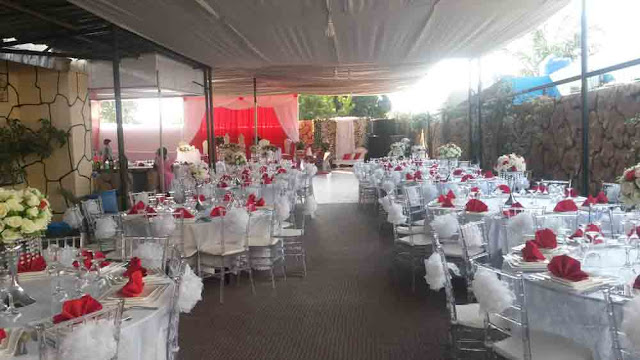 cadeiras decorada vermelho e branco