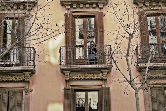 Surrealistyczny świat Barcelony po maratonie w utopii Włóczykija.