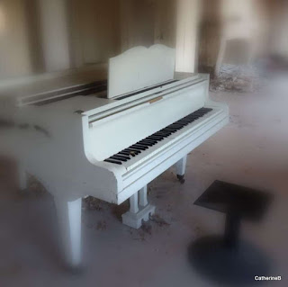 urbex-côte-d'azur-villa-piano-blanc-jpg