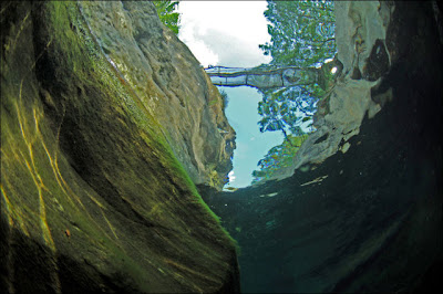 sungai paling jernih, tercantik, bersih, Sungai Verzasca, air, alir, gunung, dalam, dasar, lihat, jambatan, pelancongan, aktiviti 